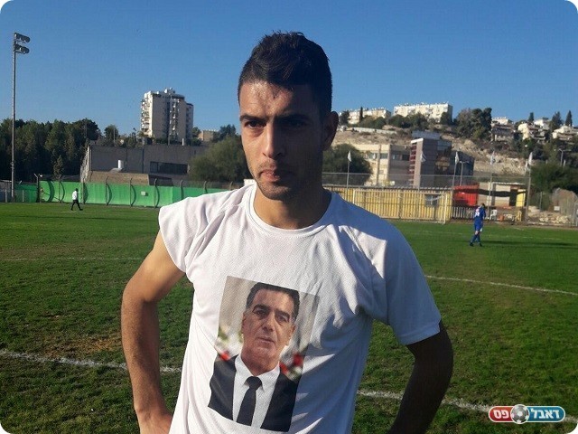 פיראס קורטאם כובש השער לשפרעם שהקדיש השער לזכר אביו המנוח (דאפר מחאמיד)